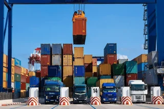 ترخیص کالا از گمرک ایران: راهنمای جامع خدمات کارگزار گمرکی و تسهیل واردات